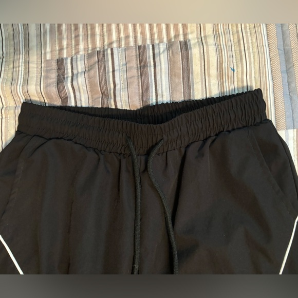 Black wide leg pants with flap pockets and elastic waistband - Picture 4 of 7